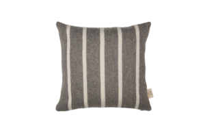 El Dokuması Yün Kare Yastık – Fullfilled Square Vertical